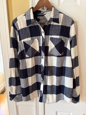 Natural Reflections Navy and White Check Button-Up Flannel Shirt - size medium